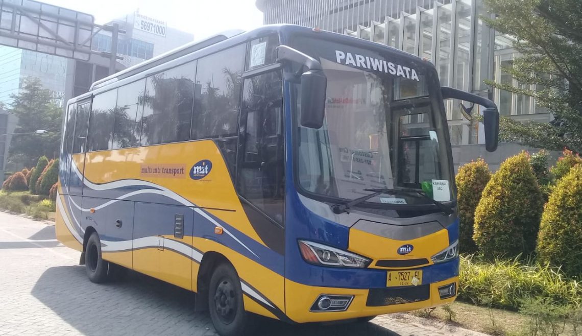 Armada medium bus MIT untuk Antar Jemput Karyawan di kawasan perkantoran Jakarta Utara