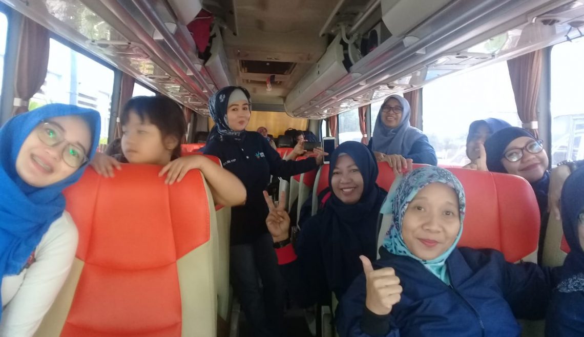Rombongan penumpang dari Kementerian Sekretariat Negara yang akan melakukan perjalanan ke Kota Salatiga